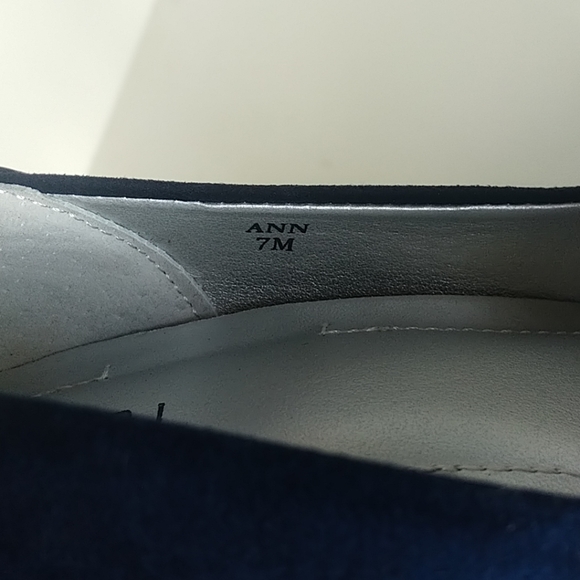 Tahari navy suede and leather pumps - Picture 7 of 7